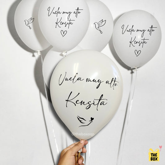 Globos blancos de despedida a un ser querido